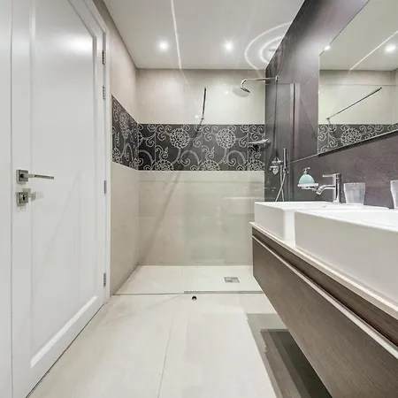 Tigne Seafront 3br Escape With Mesmerising Views By 360 Estates * グジラ